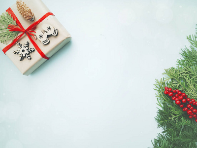 圣诞背景。 圣诞礼物或礼品盒，装饰杉树枝和曼陀罗在光背景。 平面布局和顶部视图构图与复制空间设计。