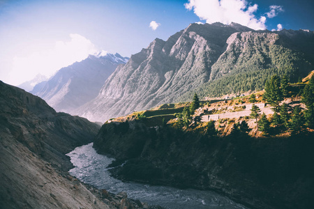 印度喜马拉雅山山谷中美丽的山河和雄伟的山脉