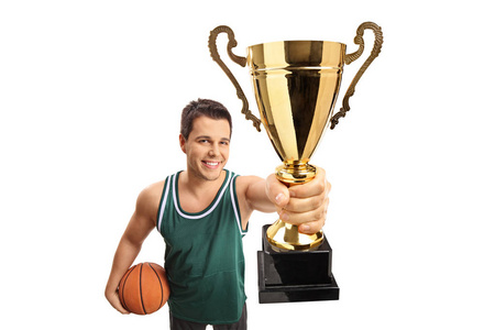 篮球运动员展示金奖杯