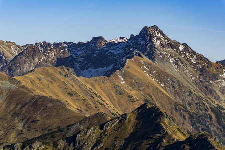 美丽的山景山脊在秋季。Tatra 山脉