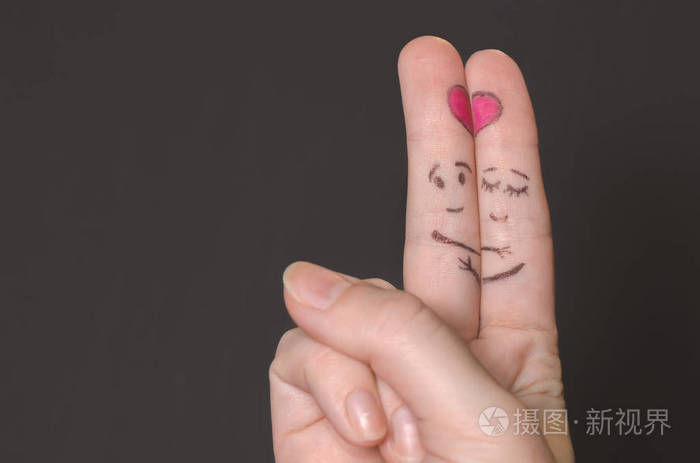 用素描的脸拥抱手指,表达他们对彼此的爱.