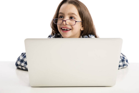 小女孩工作用的笔记本电脑
