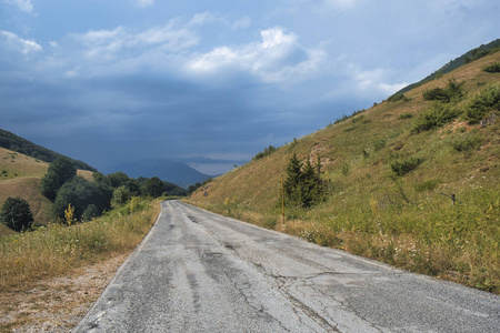 夏季的山区公路