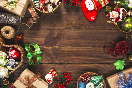 圣诞背景与礼物，玩具和姜饼饼干在旧的木制背景。