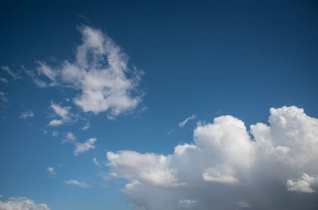 白色的积云戏剧性云照片