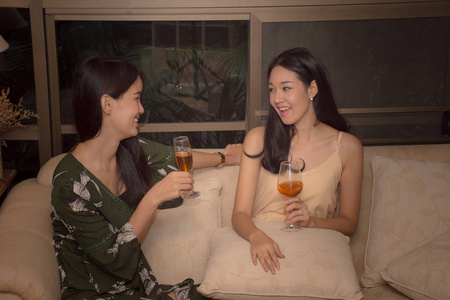 两个亚洲美女在家里开香槟庆祝节日