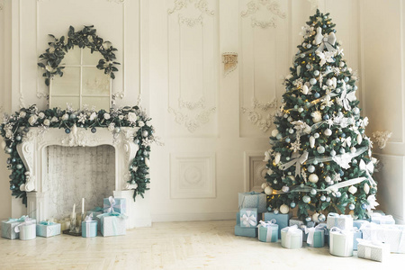 圣诞客厅有圣诞树壁炉礼物和一扇大窗户。 美丽的新年装饰经典家庭内部