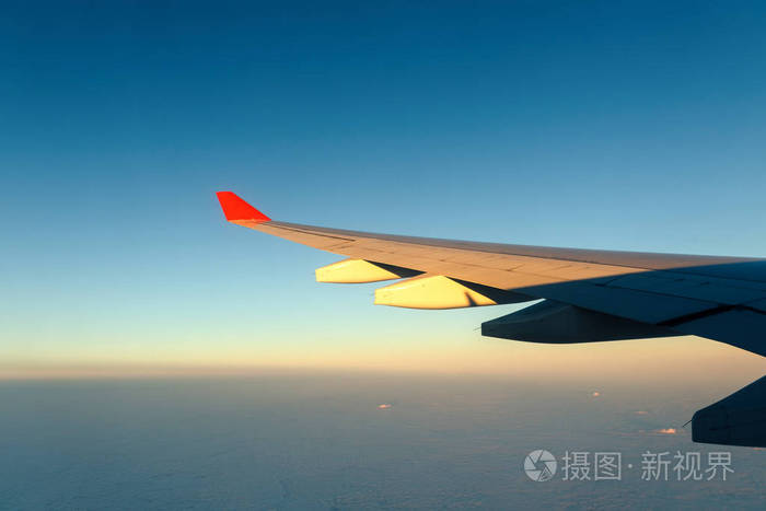 具有云图的喷气式飞机机翼视图