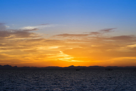 黄昏的天空在湖