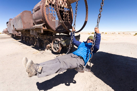 快乐的人摆动跷跷板机车玻利维亚火车 cemete