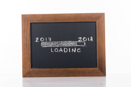 近距离观看黑板与2017年至2018年装载字母隔离在白色上