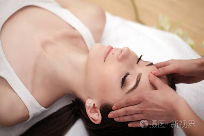 身体护理水疗中心的女人美容治疗理念美丽的健康