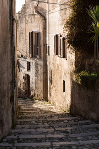 典型的老街道和台阶看法马泰拉图片