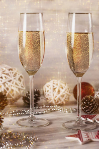 带装饰的木制白色背景上带香槟的眼镜，新年，圣诞节