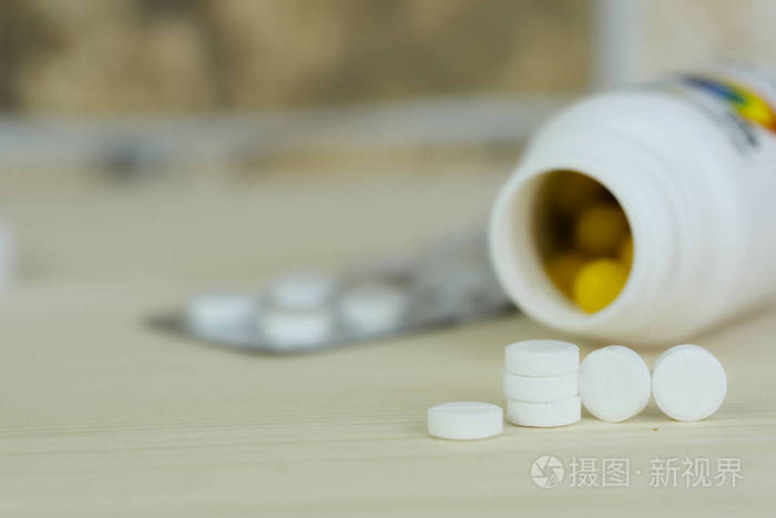 在桌子上放药
