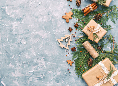 创造性diy爱好背景. 手工制作的圣诞礼物盒在工艺纸与自然装饰.