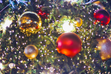 圣诞节和新年散圣诞树上的灯