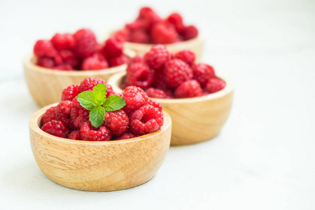 桌上放在木碗里的红莓水果