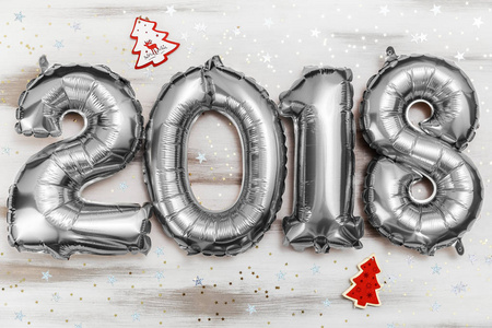 明亮的金属银色气球图 2018, 圣诞节, 新年气球与闪光的星在白色木桌背景