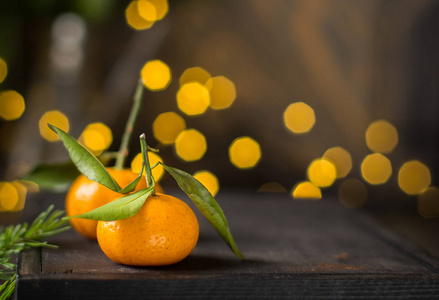 新鲜橘子在木制复古背景与灯光. 最好的庆祝背景.
