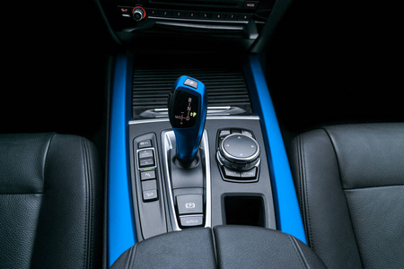 蓝色自动齿轮棒 变速箱 的现代汽车, 多媒体和导航控制按钮。汽车内饰的细节。传输班次
