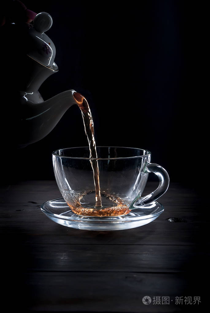 喝杯茶在黑色背景上