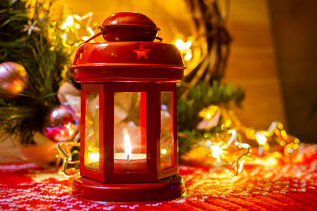 圣诞装饰与蜡烛和花环灯在红色乡村背景