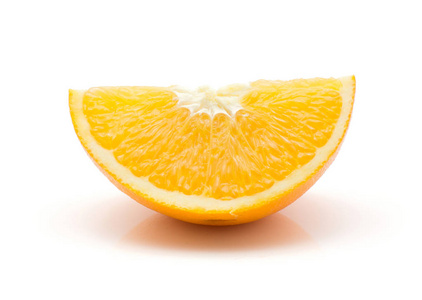 一个橙色的四分之一隔离在白色的背景上