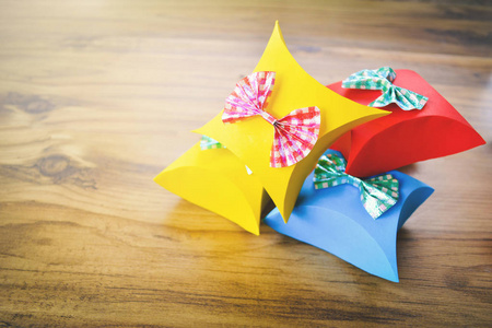 彩色礼品盒纸棕色木材圣诞节和新年概念，选择性和软焦点
