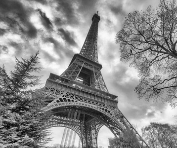 多云冬日埃菲尔铁塔鸟瞰法国