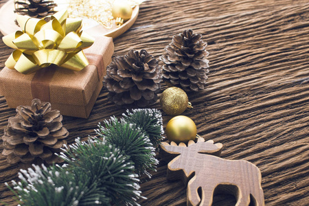 木地上的老式圣诞装饰道具