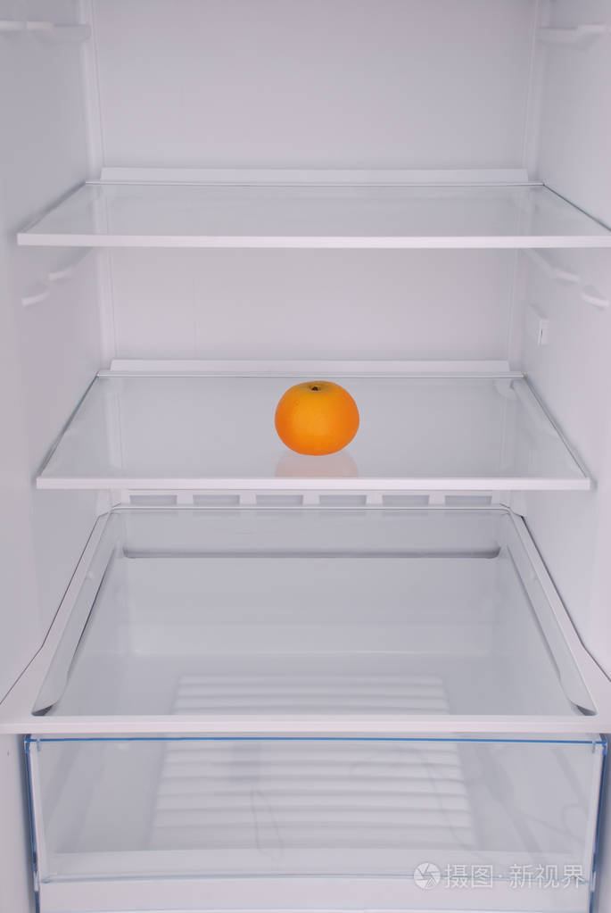 一个普通话在开放式空冰箱