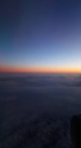 从飞机的云景背景。日落