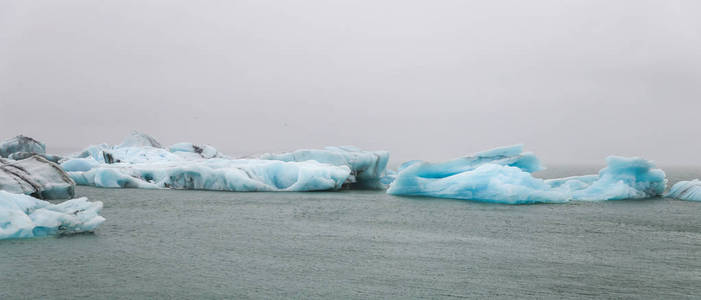 冰岛 Jokulsarlon 冰川河泻湖的冰山