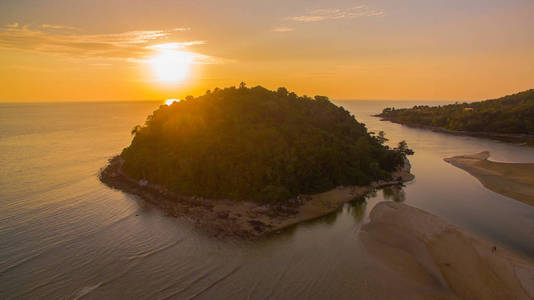 喀拉岛令人叹为观止的日落。 Layan海滩和Bangtoa海滩是同一个海滩，左边是Bangtoa海滩，右边是Layan海滩，最后