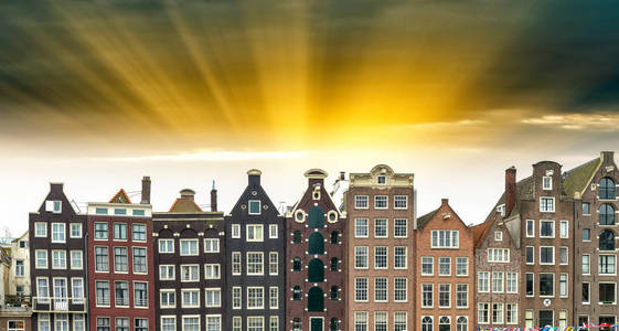 美丽的景色的阿姆斯特丹与典型荷兰的房子。荷兰