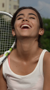 笑的青少年女网球运动员
