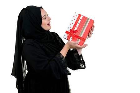 购物袋和礼品盒隔离在白色背景的幸福年轻穆斯林女人