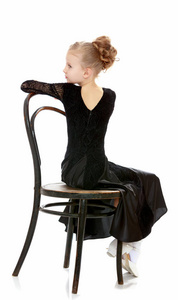 老维也纳椅边构成的细长小舞蹈家