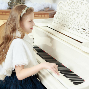 这个女孩按下键的钢琴