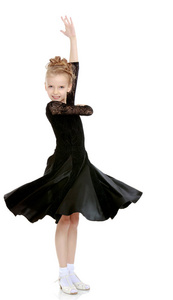 一件黑色连衣裙的美丽小舞者