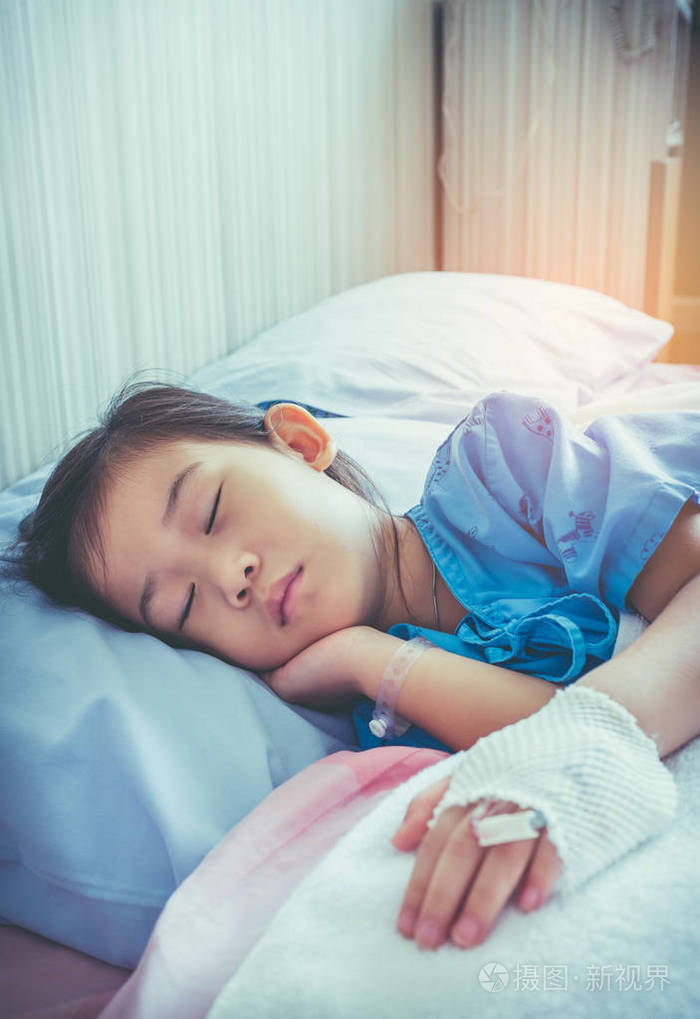 疾病亚洲孩子送往医院生理盐水静脉