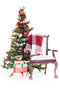 圣诞树附近的椅子