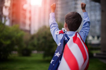 举着红枣的男孩图片