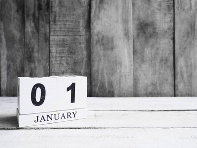 白色木块日历显示日期01和月1月在 woood