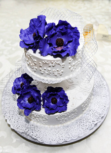 用蓝色花朵装饰美丽美味的婚礼蛋糕