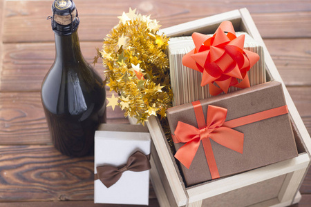 新年惊喜在一个盒子里, 有一瓶香槟和礼物