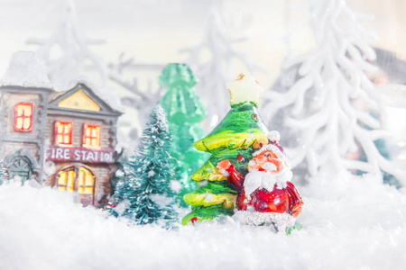 玩具圣诞老人和杉树