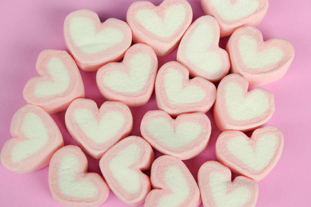 棉花糖心型，粉红色背景上的爱情概念
