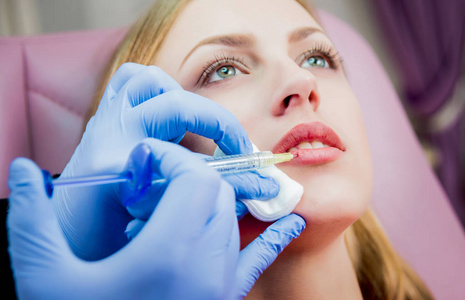 美容师和审美医学诊所的病人. 注射.照片